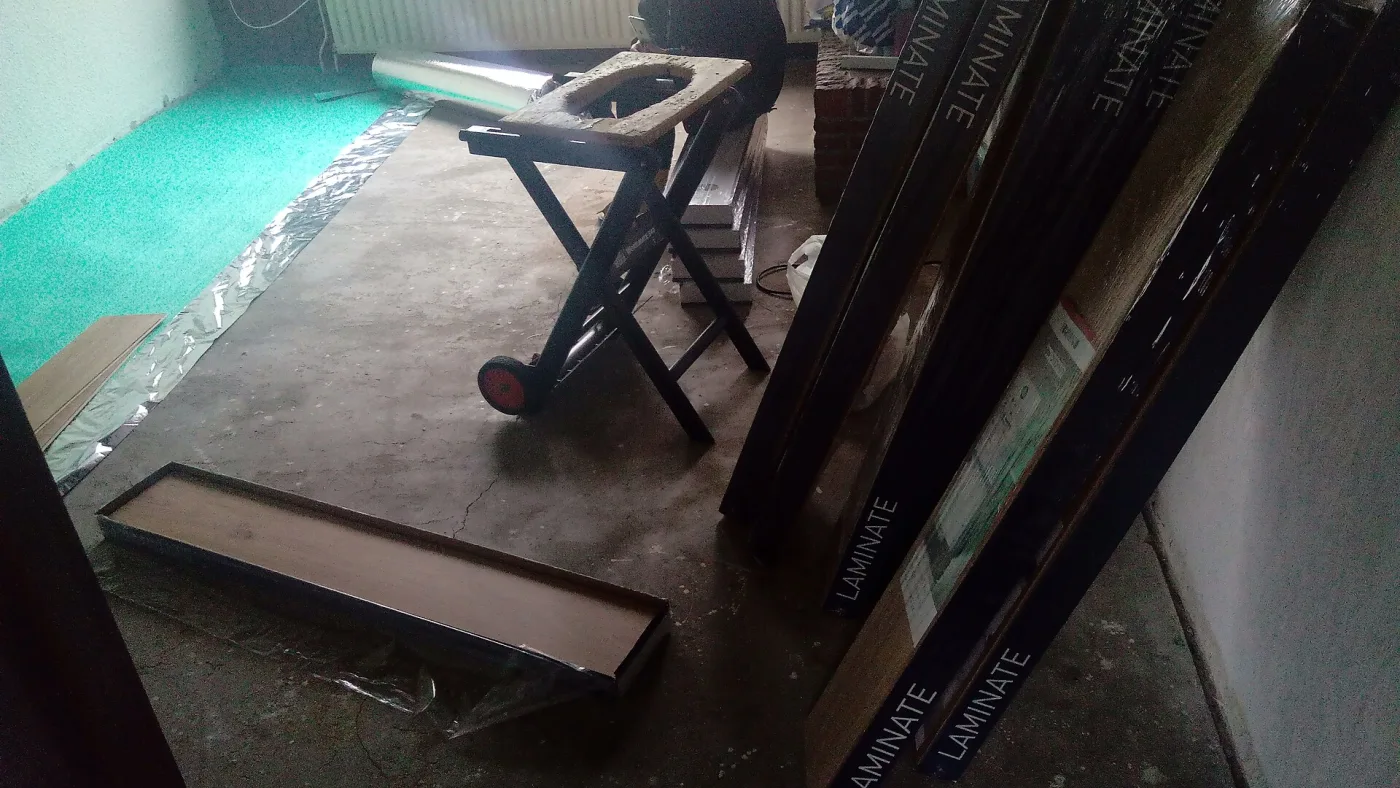 Pakken plaklaminaat op een betonnen ondervloer