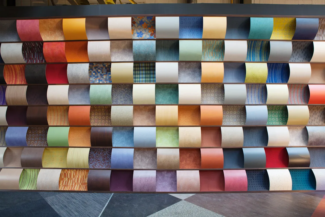 Een wand vol kleurrijke pvc- en vinylvloermonsters