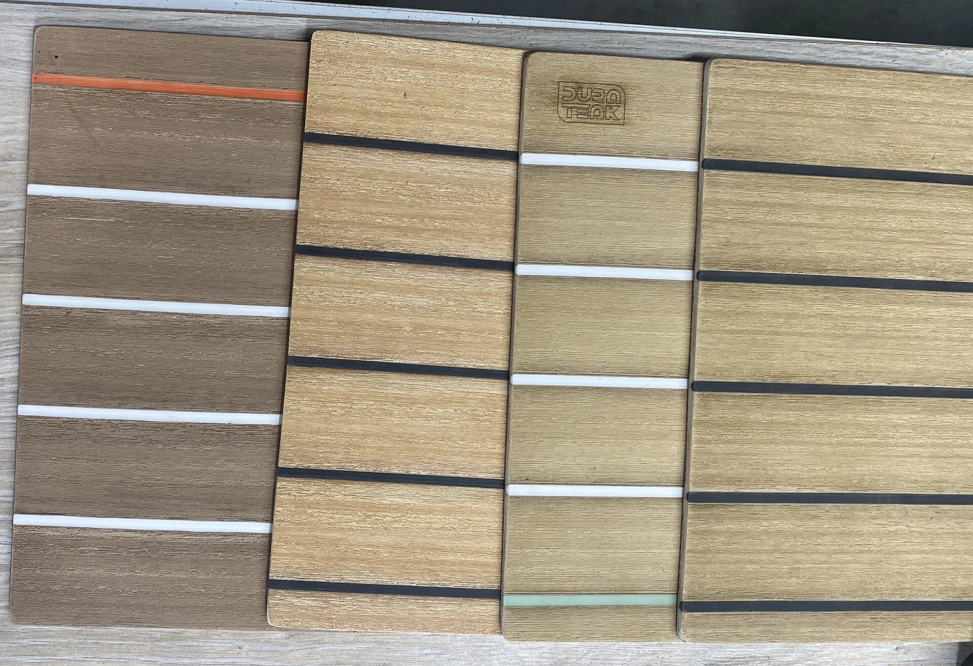 Stalen van vinyl- en pvc-plankvloeren naast elkaar