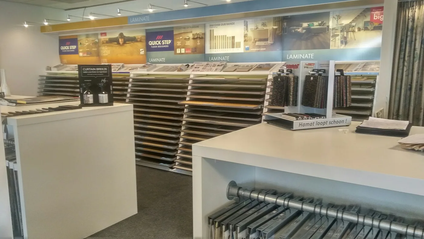 Showroom met uitgestalde laminaatmonsters om uit te kiezen
